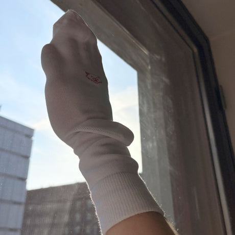 Ikkunoiden pesu ilman raitoja sukalla